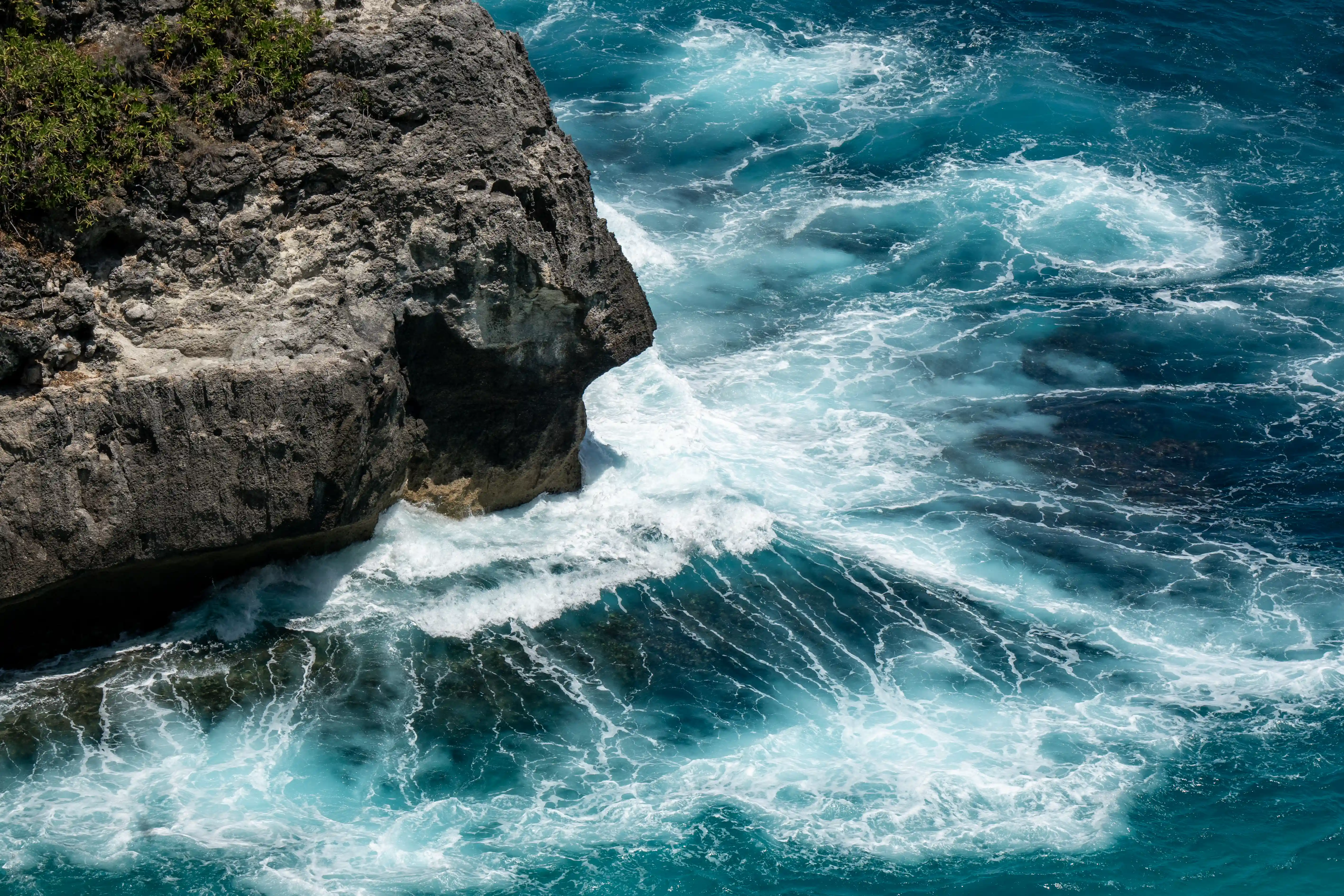 精灵坠崖海浪特写